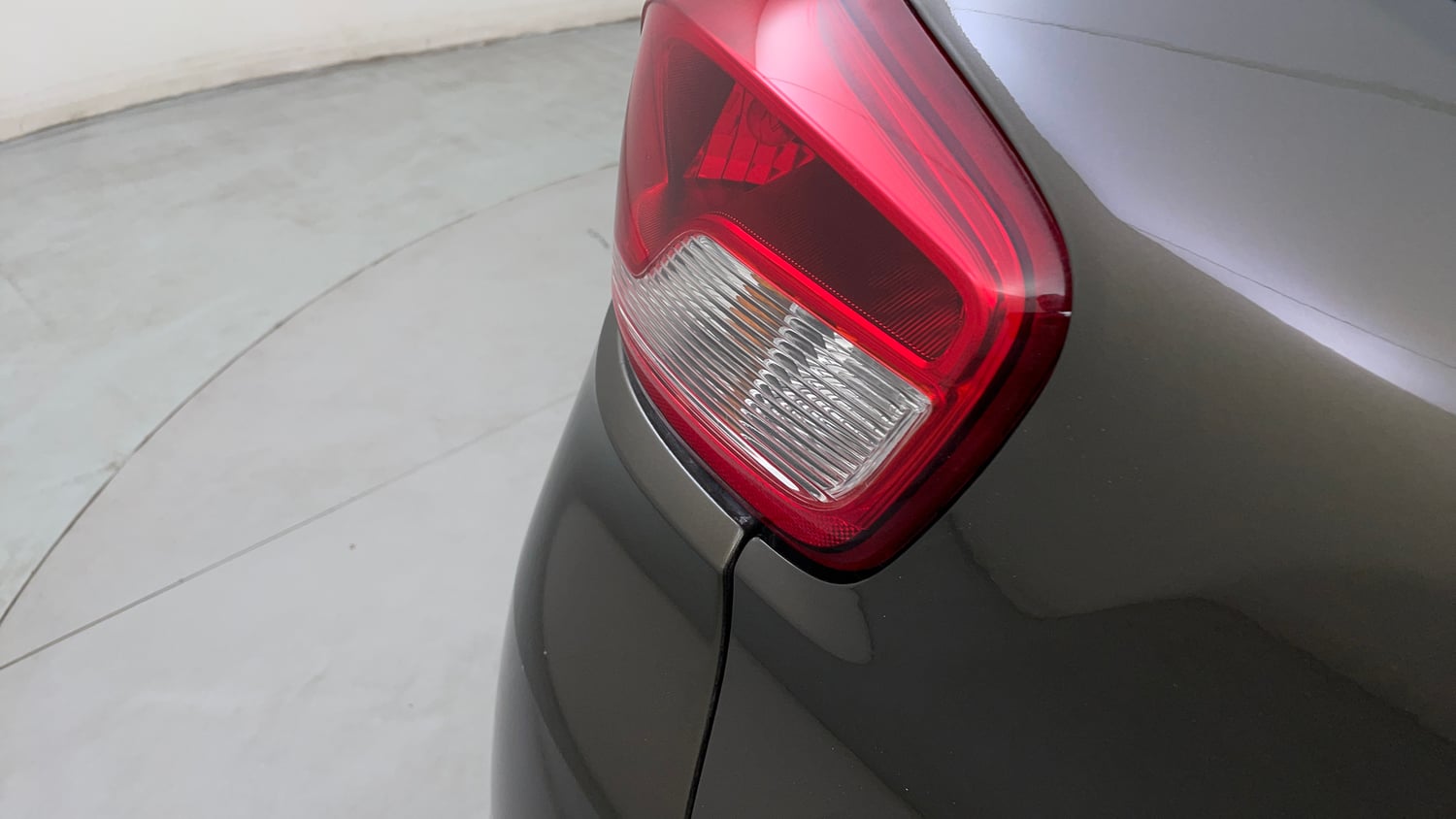 Used 2016 Renault Kwid 1.0 RXT Petrol Manual dents MINOR SCRATCH