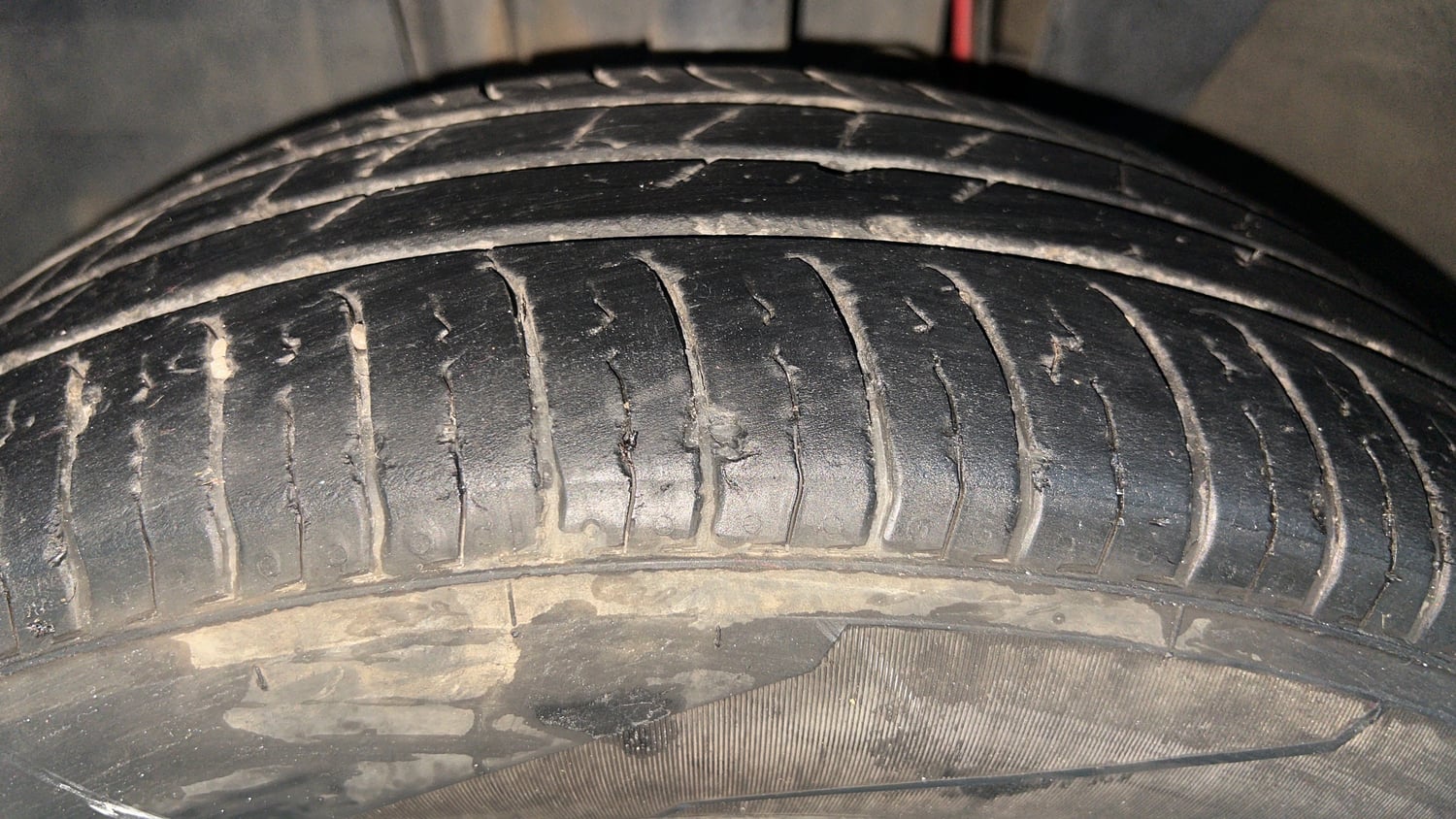 Used 2024 Renault Triber RXZ EASY-R AMT Petrol Automatic tyres LEFT FRONT TYRE TREAD VIEW