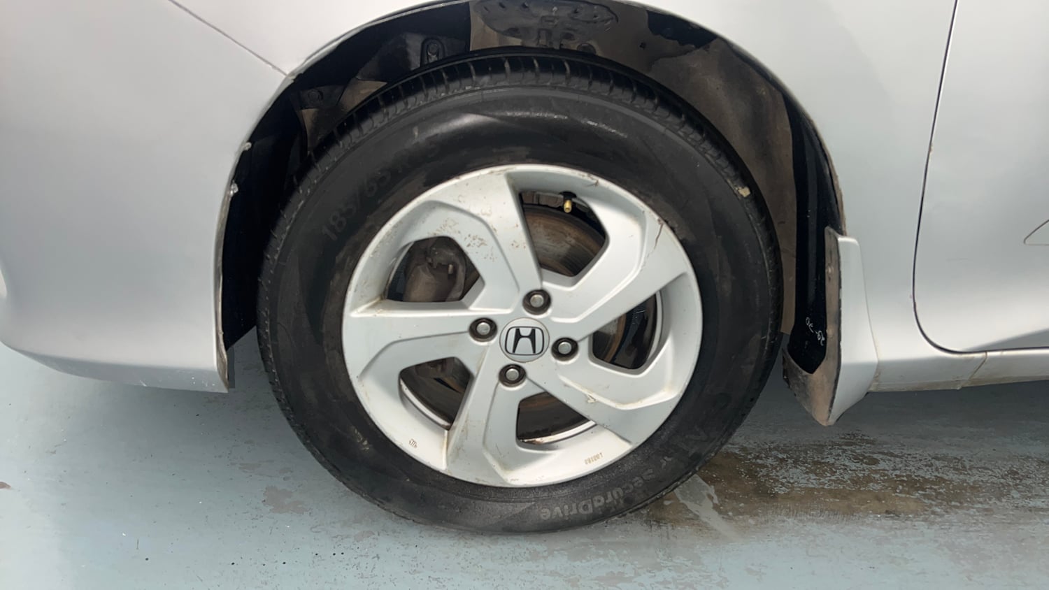 Used 2014 Honda City VX Petrol Manual tyres LEFT FRONT TYRE RIM VIEW