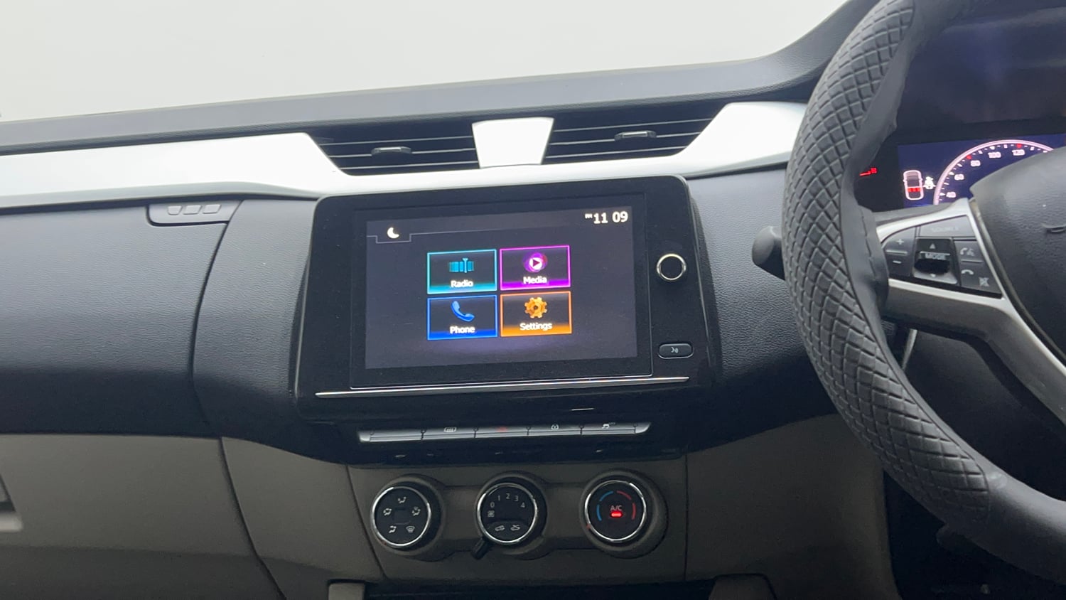 Used 2024 Renault Triber RXZ EASY-R AMT Petrol Automatic top_features Integrated (in-dash) music system