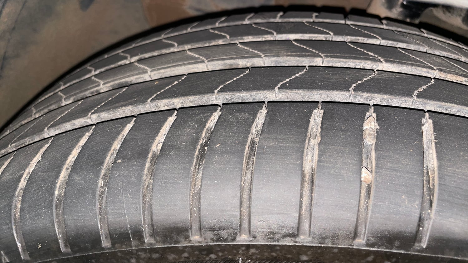 Used 2023 Hyundai Alcazar Signature (O) 6 STR 1.5 Petrol DCT Petrol Automatic tyres LEFT FRONT TYRE TREAD VIEW