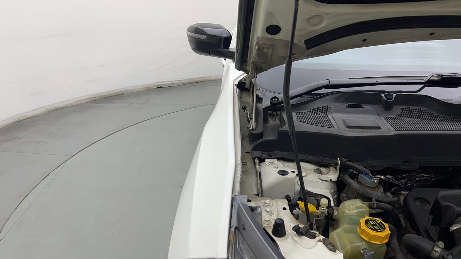 Used 2022 Tata Safari XTA Plus Diesel Automatic engine ENGINE RIGHT SIDE HINGE & APRON VIEW