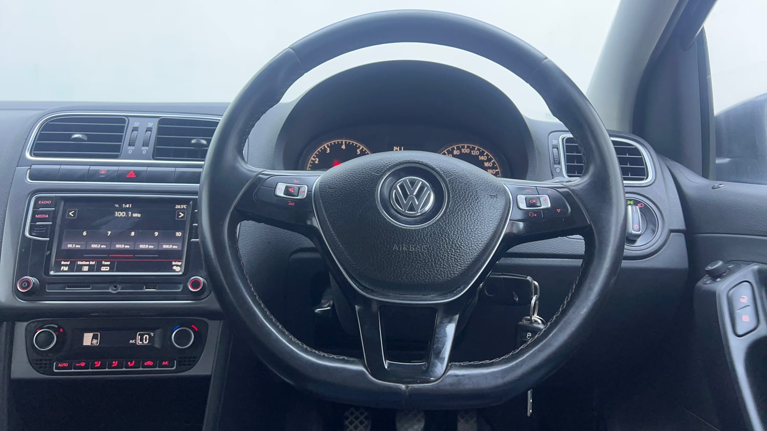 Used 2019 Volkswagen Polo Highline Plus 1.0 (P) 16 Alloy Petrol Manual interior STEERING VIEW
