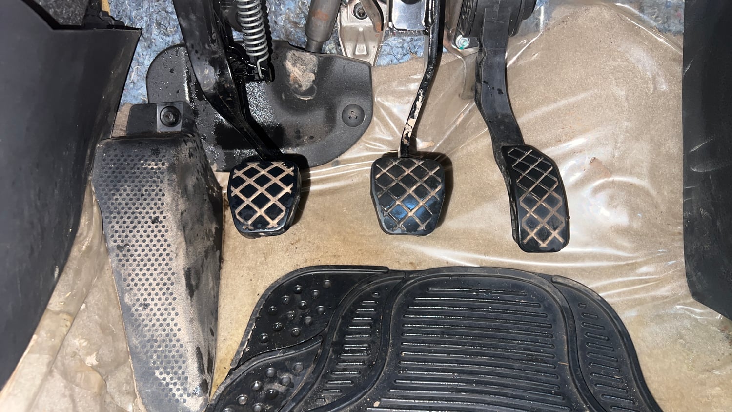 Used 2015 Volkswagen Polo Highline1.2L (P) Petrol Manual interior PEDALS VIEW