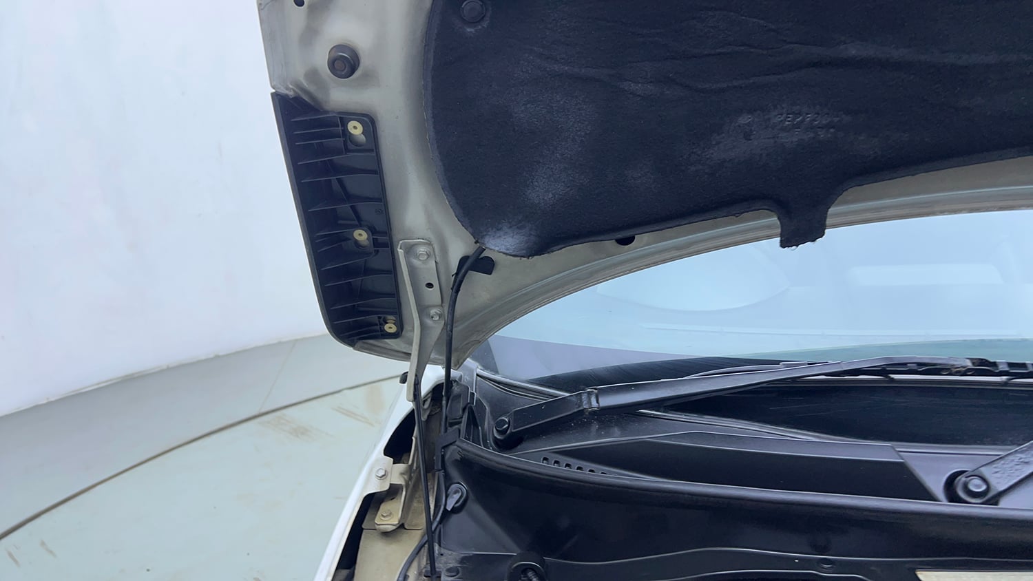 Used 2018 Maruti Suzuki Ignis Delta 1.2 AMT Petrol Automatic engine ENGINE RIGHT SIDE HINGE & APRON VIEW