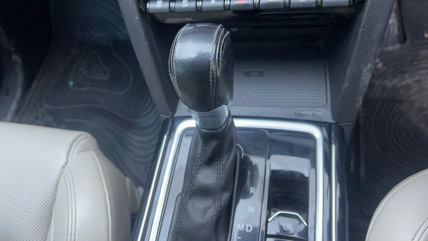 Used 2024 Mahindra XUV700 AX 7 Petrol AT Luxury Pack 7 STR Petrol Automatic interior GEAR  KNOB VIEW
