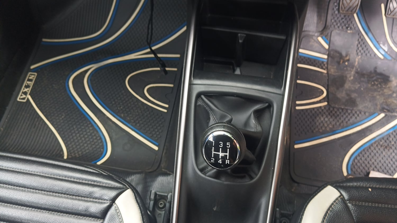 Used 2020 Maruti Suzuki Baleno Zeta Petrol Manual interior GEAR  KNOB VIEW