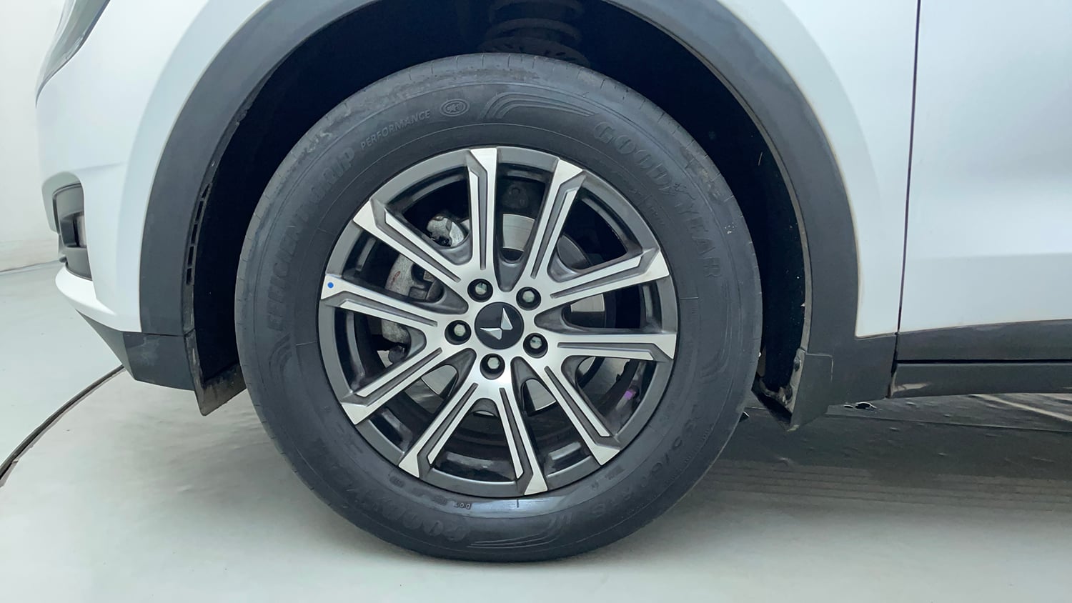 Used 2025 Mahindra XUV700 AX7 Petrol MT 7 STR Petrol Manual tyres LEFT FRONT TYRE RIM VIEW