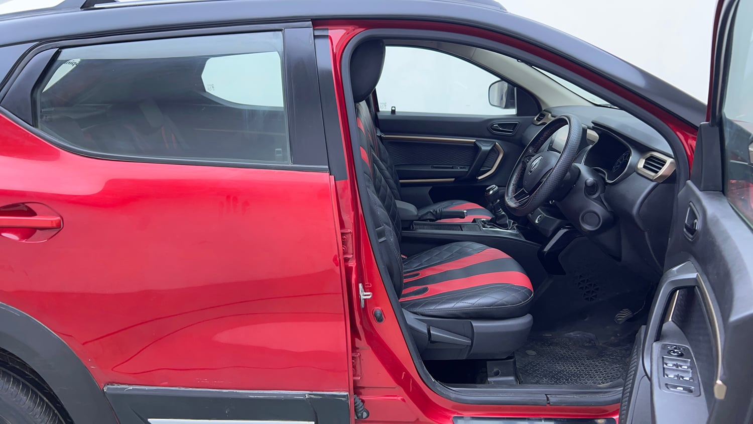 Used 2021 Renault Kiger RXT (O) MT Dual Tone Petrol Manual interior RIGHT SIDE FRONT DOOR CABIN VIEW