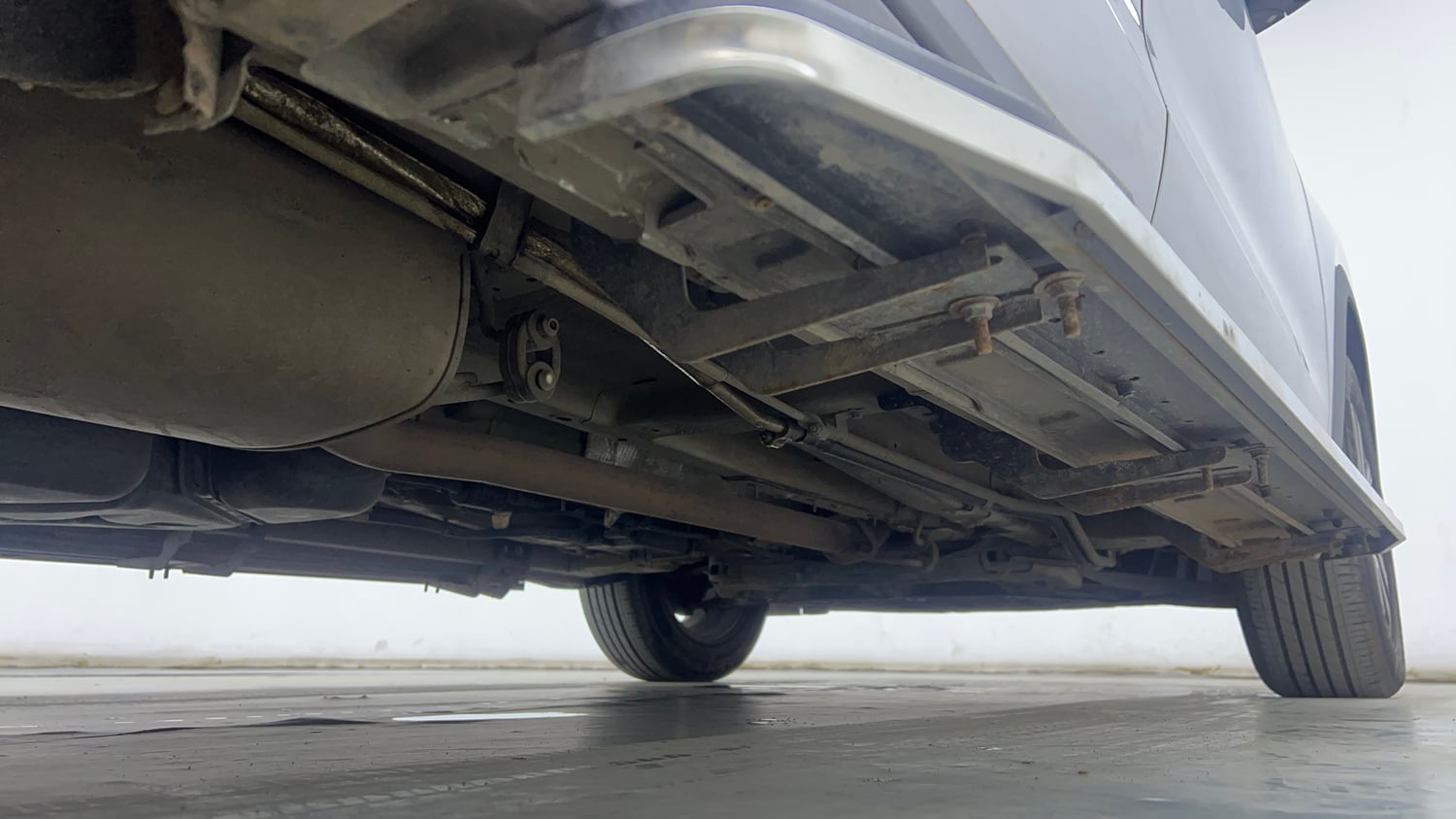 Used 2024 Mahindra XUV700 AX 7 Petrol AT Luxury Pack 7 STR Petrol Automatic extra REAR RIGHT UNDERBODY VIEW