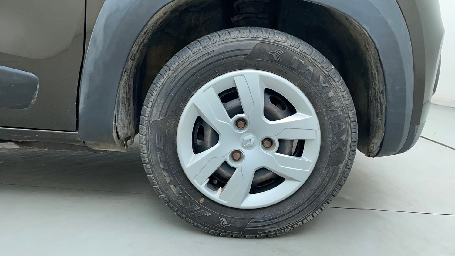 Used 2016 Renault Kwid 1.0 RXT Petrol Manual tyres RIGHT FRONT TYRE RIM VIEW