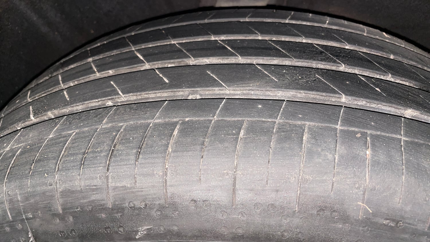 Used 2025 Mahindra XUV700 AX7 Petrol MT 7 STR Petrol Manual tyres RIGHT REAR TYRE TREAD VIEW