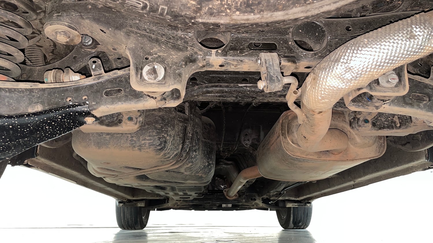 Used 2025 Mahindra XUV700 AX7 Petrol MT 7 STR Petrol Manual extra REAR UNDERBODY VIEW (TAKEN FROM REAR)
