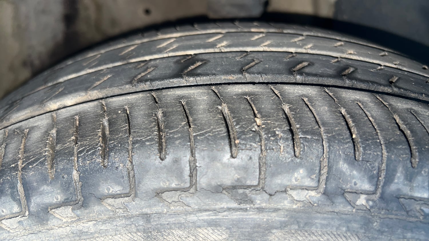 Used 2018 Maruti Suzuki Ignis Delta 1.2 AMT Petrol Automatic tyres RIGHT FRONT TYRE TREAD VIEW