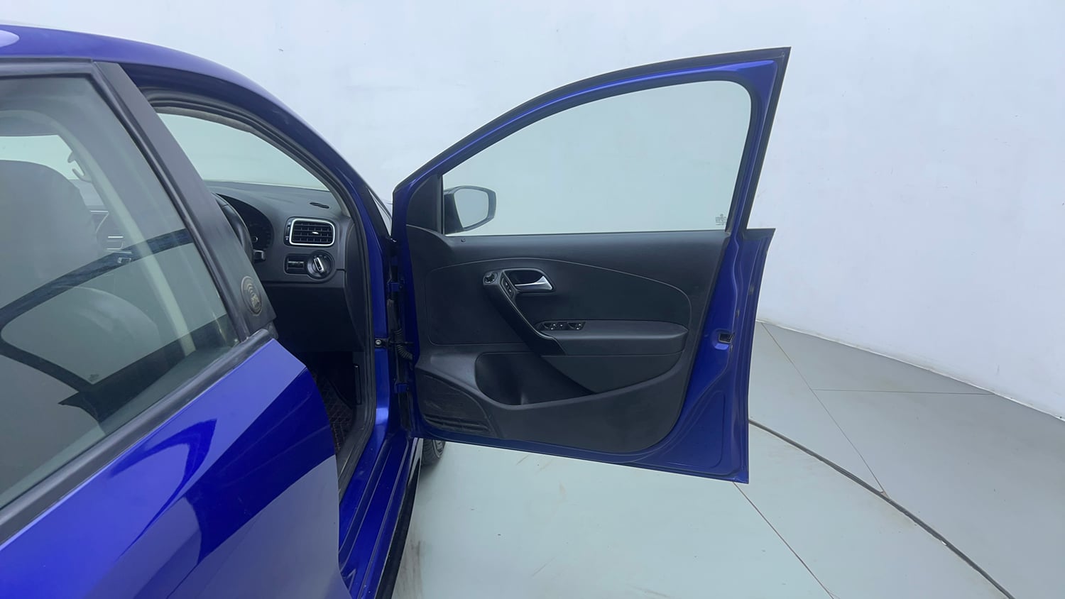 Used 2019 Volkswagen Polo Highline Plus 1.0 (P) 16 Alloy Petrol Manual interior RIGHT FRONT DOOR OPEN VIEW