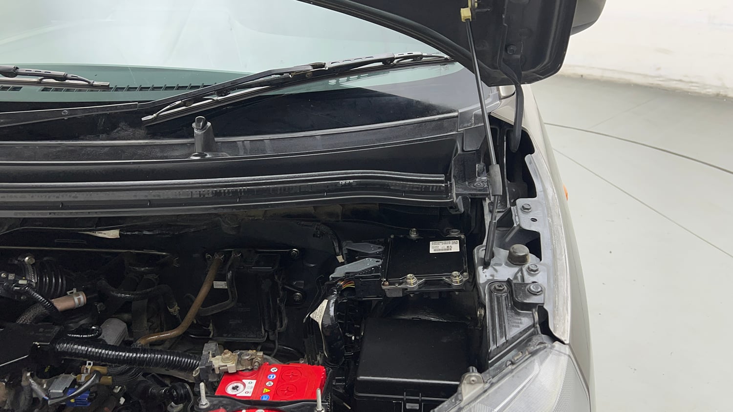 Used 2022 Maruti Suzuki Wagon R VXI 1.0 Petrol Manual engine ENGINE LEFT SIDE HINGE & APRON VIEW