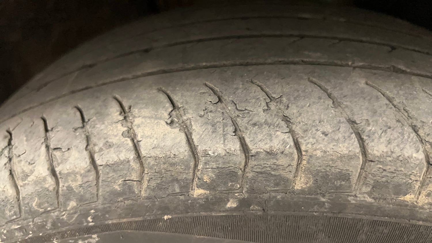 Used 2024 Volkswagen Taigun Topline 1.0 TSI AT Petrol Automatic tyres RIGHT FRONT TYRE TREAD VIEW