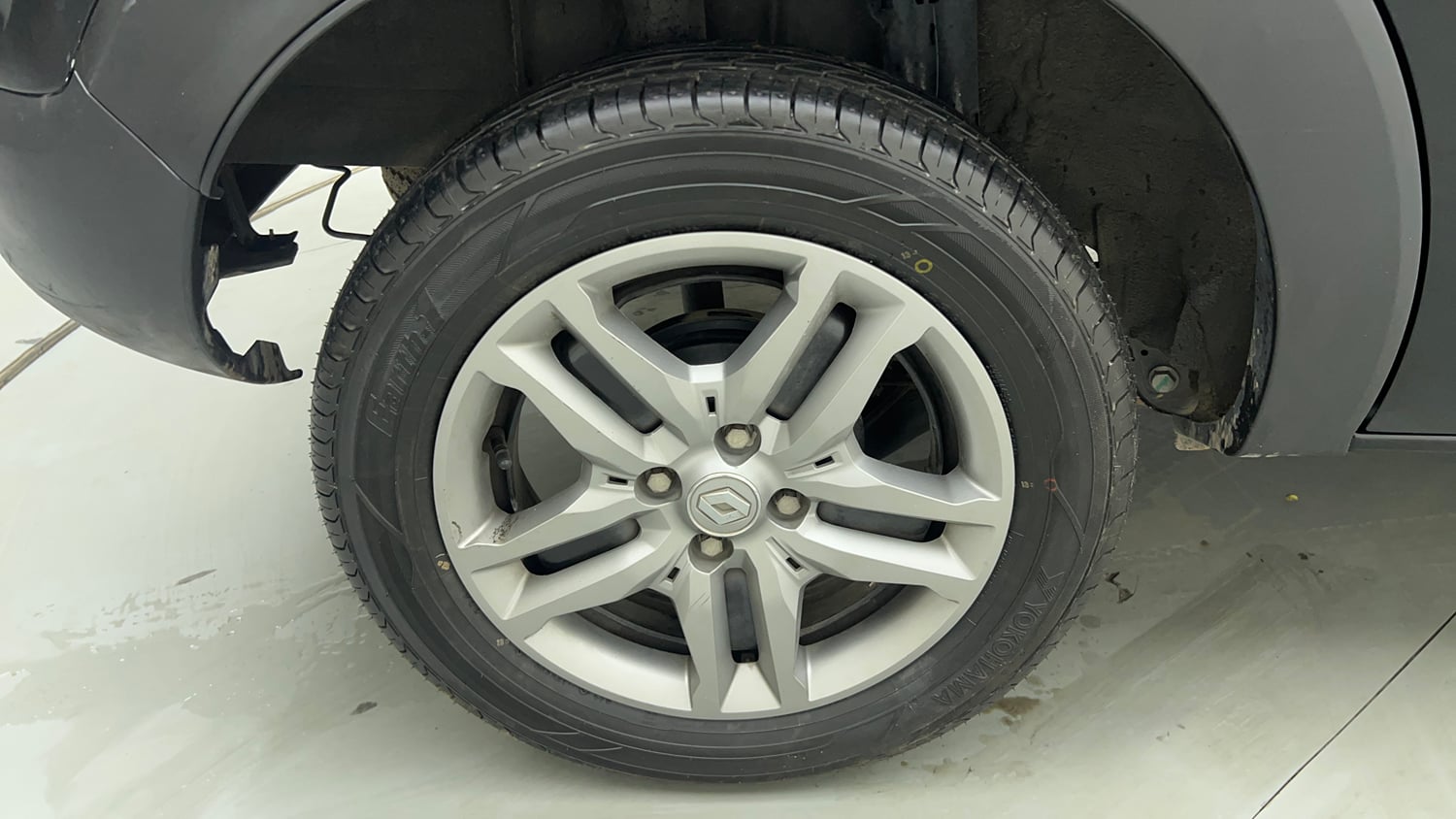 Used 2024 Renault Triber RXZ EASY-R AMT Petrol Automatic tyres RIGHT REAR TYRE RIM VIEW