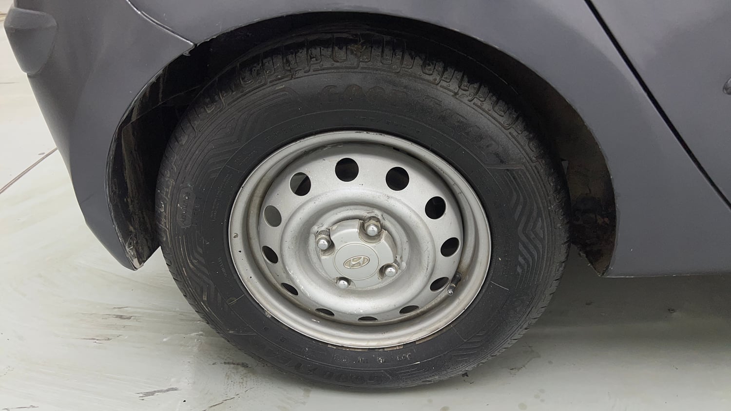 Used 2015 Hyundai i10 Magna 1.1 CNG (Outside Fitted) Cng Manual tyres RIGHT REAR TYRE RIM VIEW