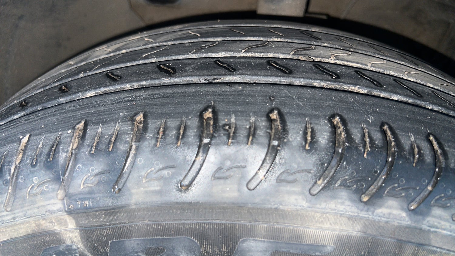 Used 2022 Kia Carens Prestige Plus 1.4 Petrol MT 7 STR Petrol Manual tyres LEFT FRONT TYRE TREAD VIEW