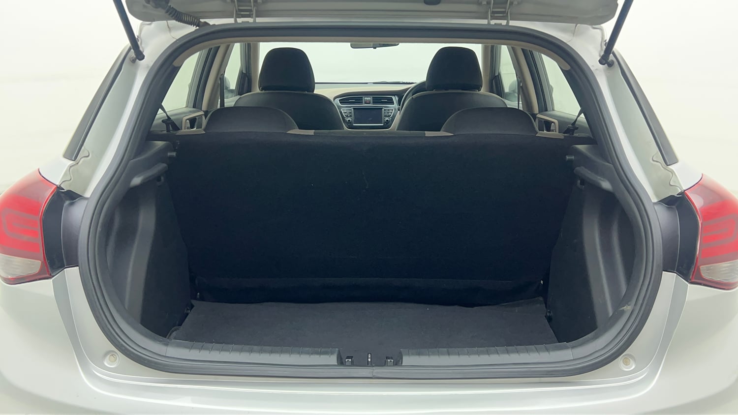 Used 2018 Hyundai Elite i20 Asta 1.2 AT Petrol Automatic interior DICKY INSIDE VIEW