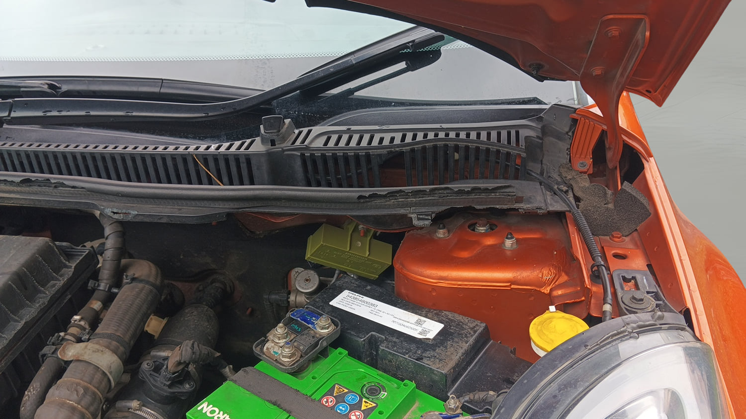 Used 2018 Tata Nexon XZ Plus Diesel Dual Tone Diesel Manual engine ENGINE LEFT SIDE HINGE & APRON VIEW