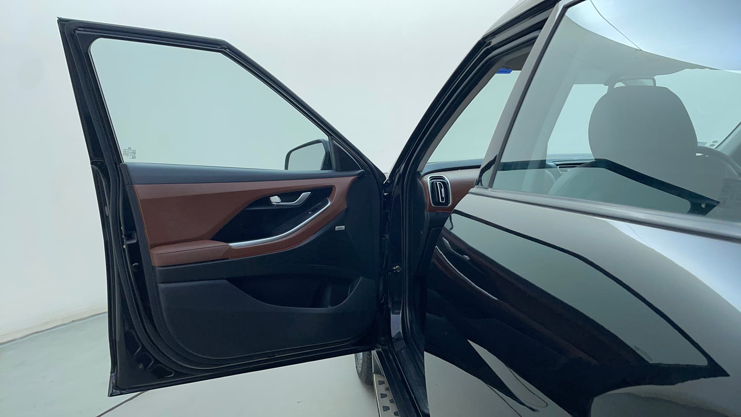 Used 2023 Hyundai Alcazar Signature (O) 6 STR 1.5 Petrol DCT Petrol Automatic interior LEFT FRONT DOOR OPEN VIEW