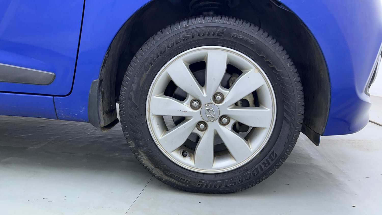 Used 2015 Hyundai Xcent S 1.2 (O) Petrol Manual tyres RIGHT FRONT TYRE RIM VIEW