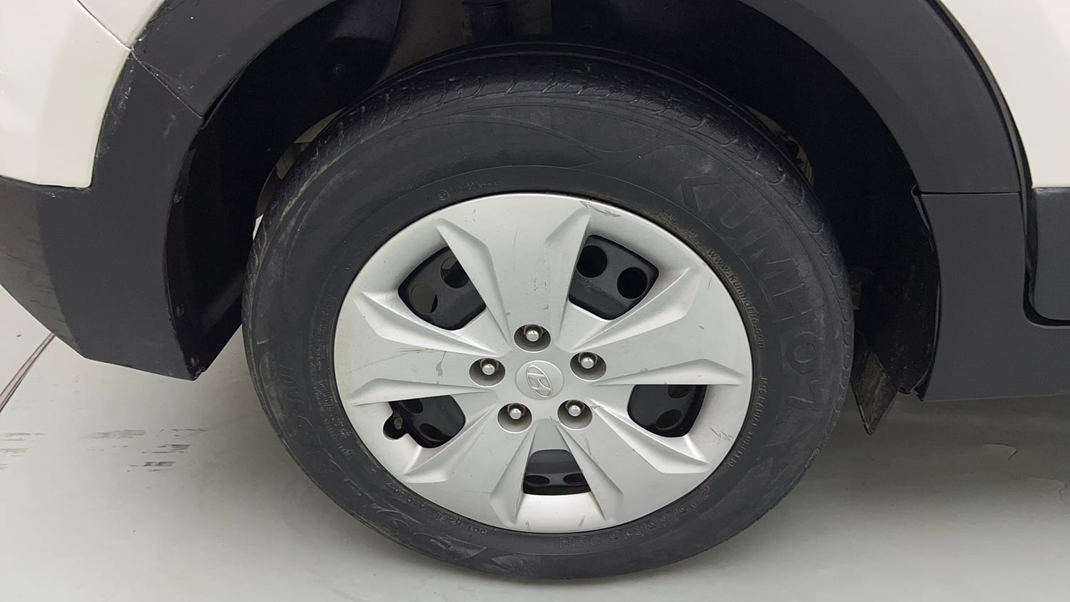 Used 2018 Hyundai Creta E Plus 1.6 Petrol Petrol Manual tyres RIGHT REAR TYRE RIM VIEW