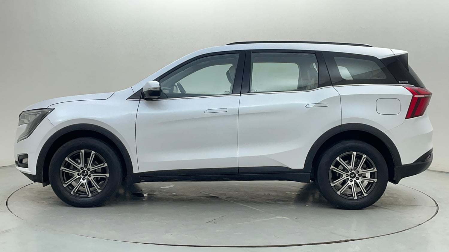 Used 2025 Mahindra XUV700 AX7 Petrol MT 7 STR Petrol Manual exterior LEFT SIDE VIEW