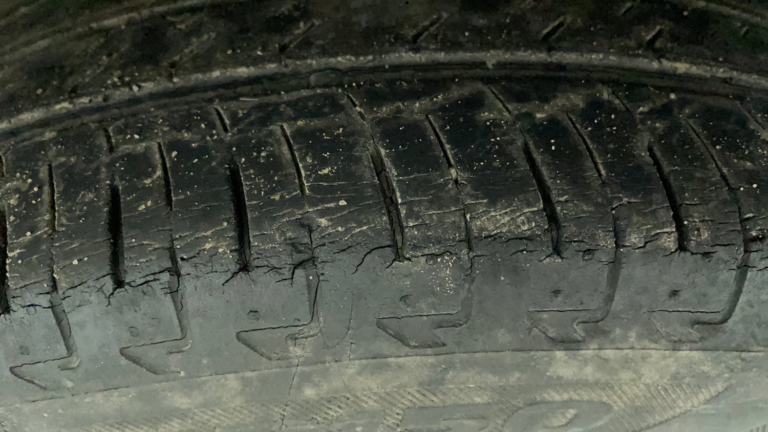 Used 2017 Maruti Suzuki Ignis Zeta 1.2 MT Petrol Manual tyres LEFT FRONT TYRE TREAD VIEW