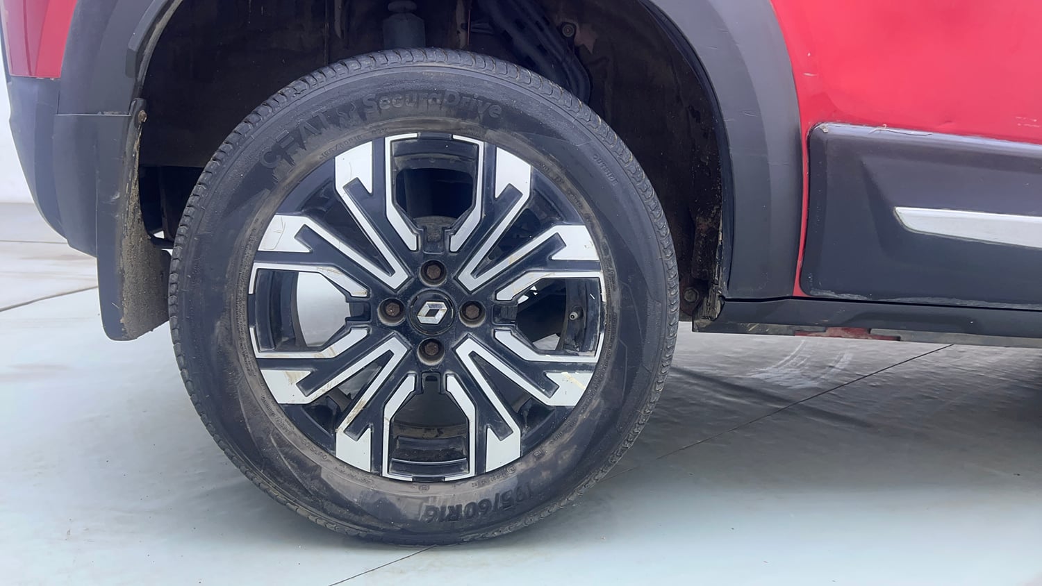 Used 2021 Renault Kiger RXT (O) MT Dual Tone Petrol Manual tyres RIGHT REAR TYRE RIM VIEW