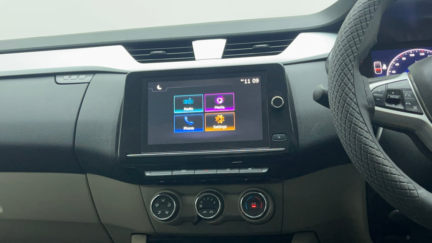 Used 2024 Renault Triber RXZ EASY-R AMT Petrol Automatic interior MUSIC SYSTEM & AC CONTROL VIEW