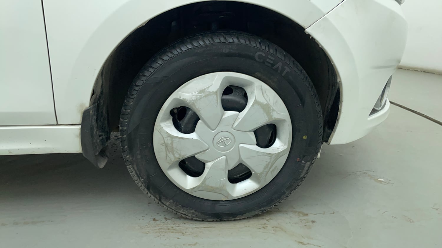 Used 2018 Tata Tiago Revotron XZ Petrol Manual tyres RIGHT FRONT TYRE RIM VIEW