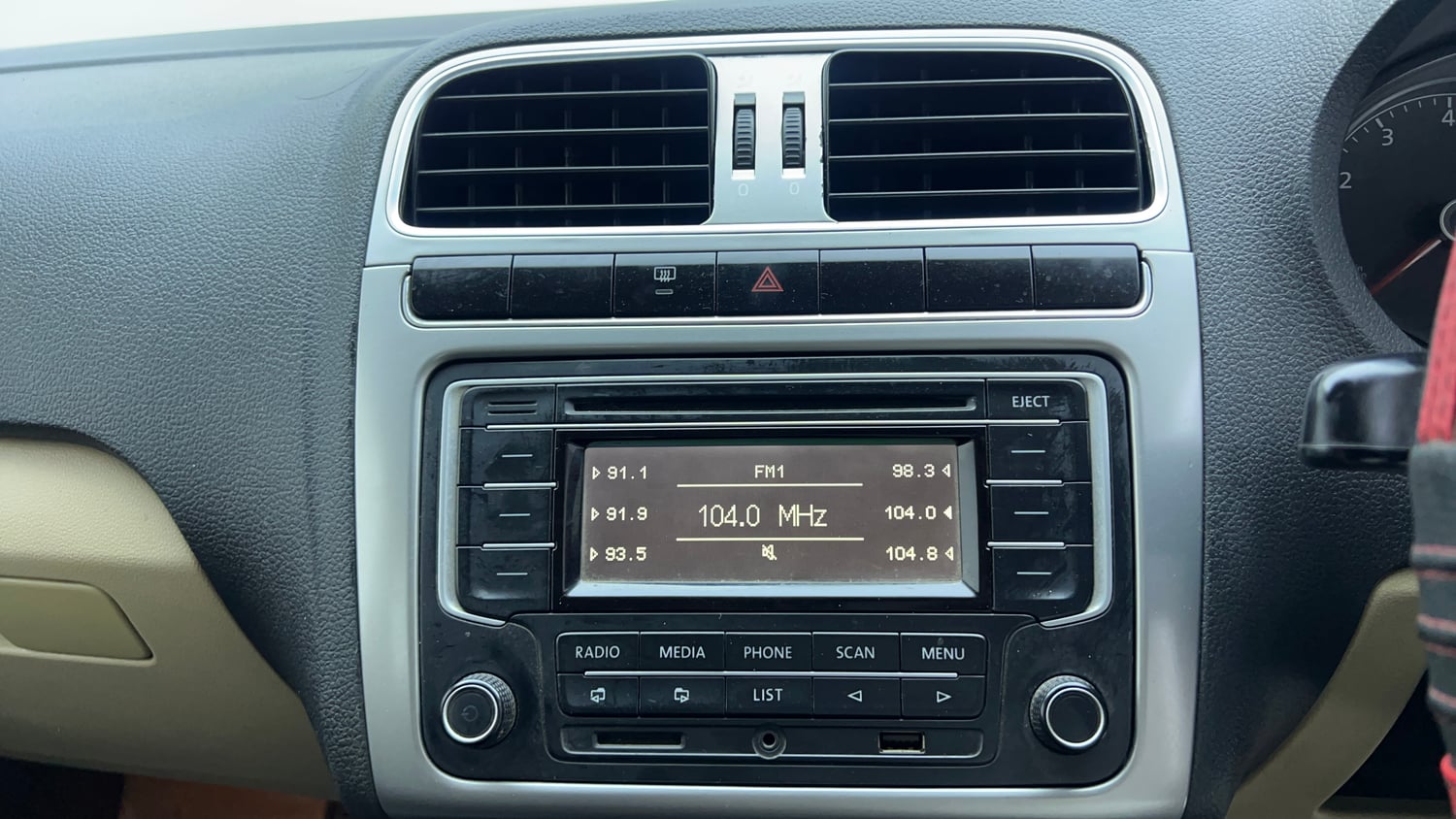 Used 2015 Volkswagen Polo Highline1.2L (P) Petrol Manual top_features Integrated (in-dash) music system