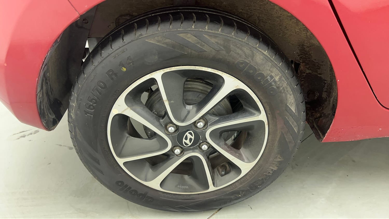 Used 2017 Hyundai Grand i10 Sportz (O) AT 1.2 Kappa VTVT Petrol Automatic tyres RIGHT REAR TYRE RIM VIEW