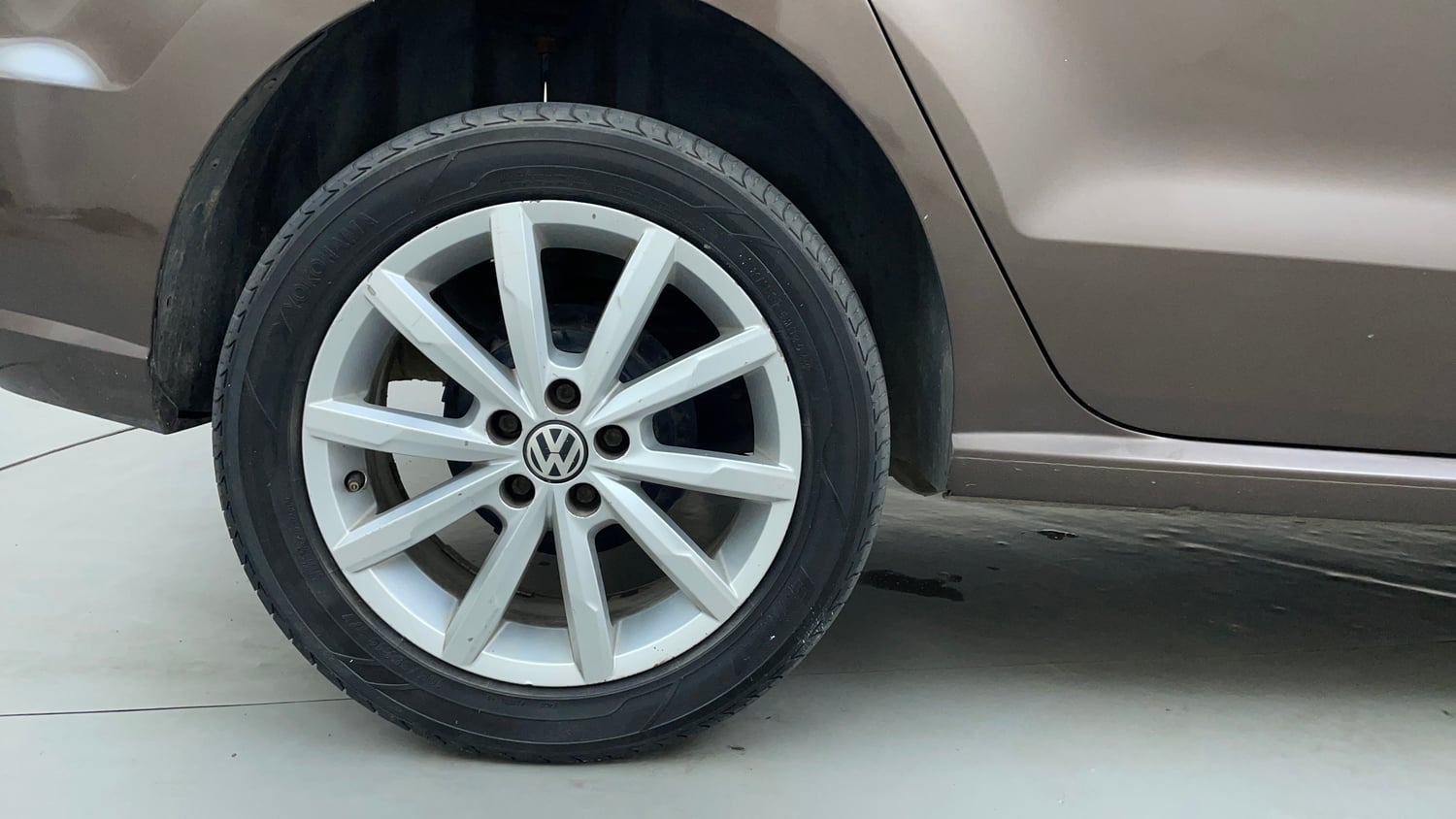 Used 2018 Volkswagen Ameo Highline 1.5L AT Diesel Automatic tyres RIGHT REAR TYRE RIM VIEW
