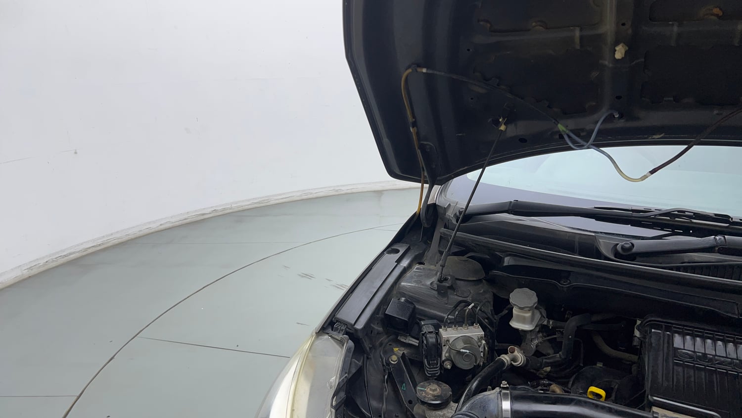 Used 2017 Maruti Suzuki Ciaz Alpha 1.4 MT Petrol Manual engine ENGINE RIGHT SIDE HINGE & APRON VIEW
