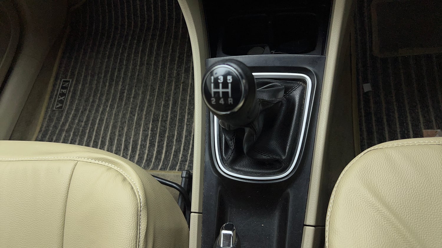 Used 2017 Maruti Suzuki Ciaz Zeta 1.4 MT Petrol Manual interior GEAR  KNOB VIEW