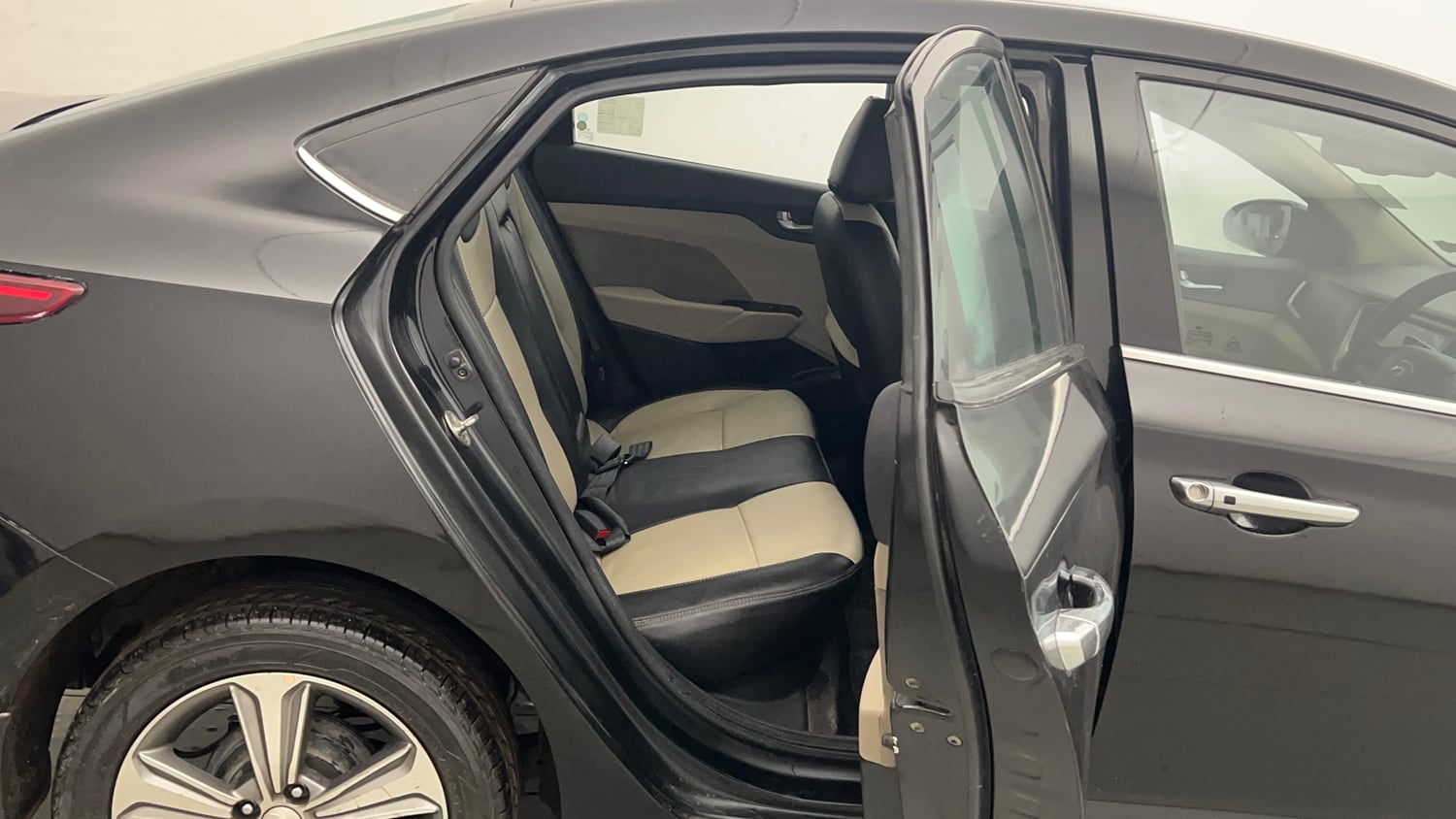 Used 2019 Hyundai Verna SX 1.6 VTVT Petrol Manual interior RIGHT SIDE REAR DOOR CABIN VIEW