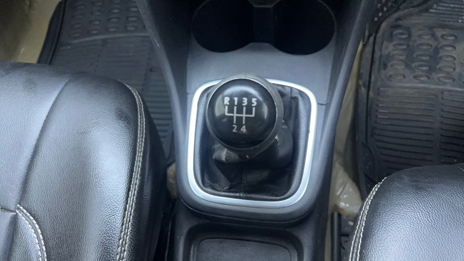 Used 2015 Volkswagen Polo Highline1.2L (P) Petrol Manual interior GEAR  KNOB VIEW