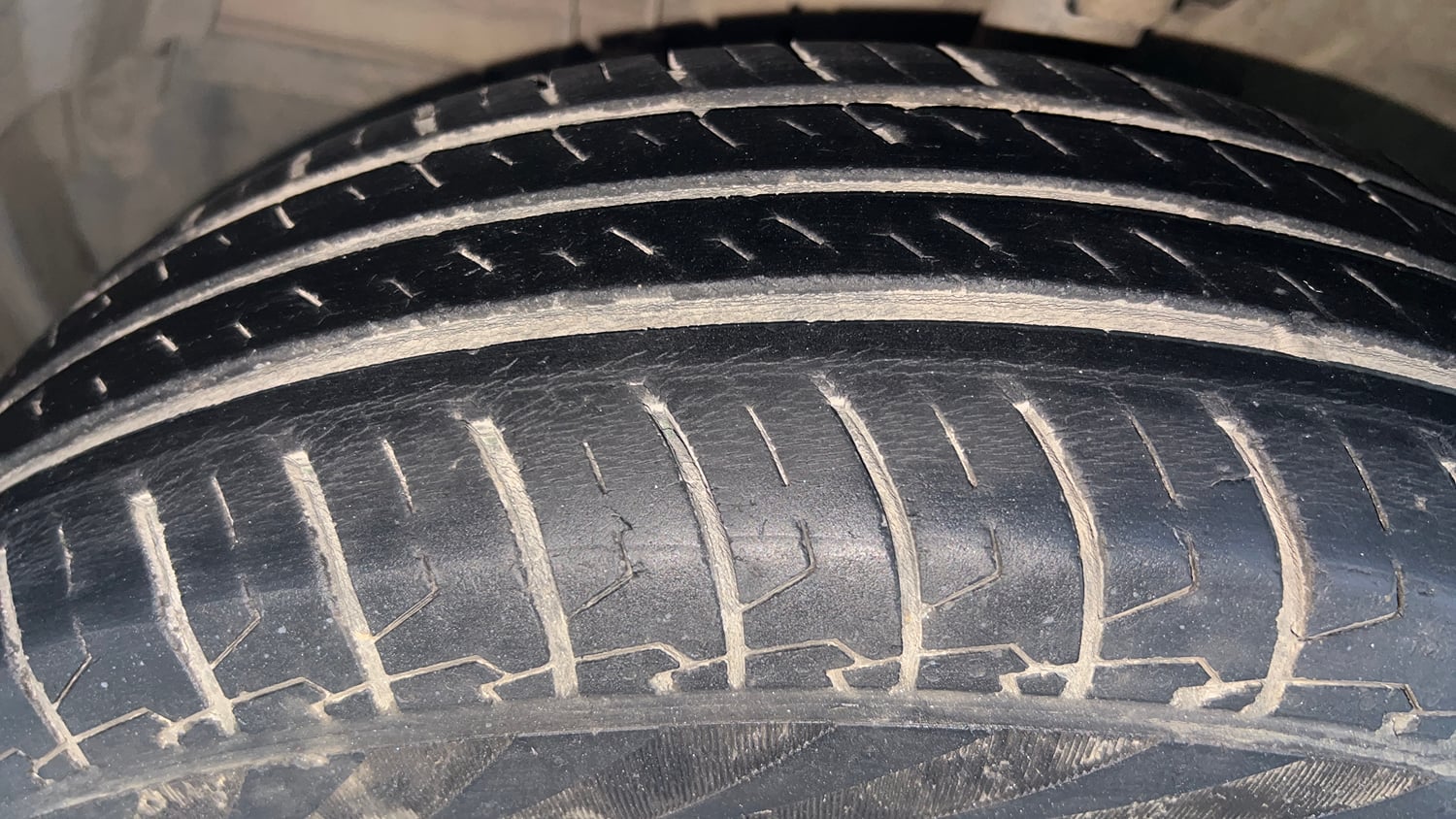 Used 2014 Maruti Suzuki Swift Dzire VXI Petrol Manual tyres LEFT FRONT TYRE TREAD VIEW