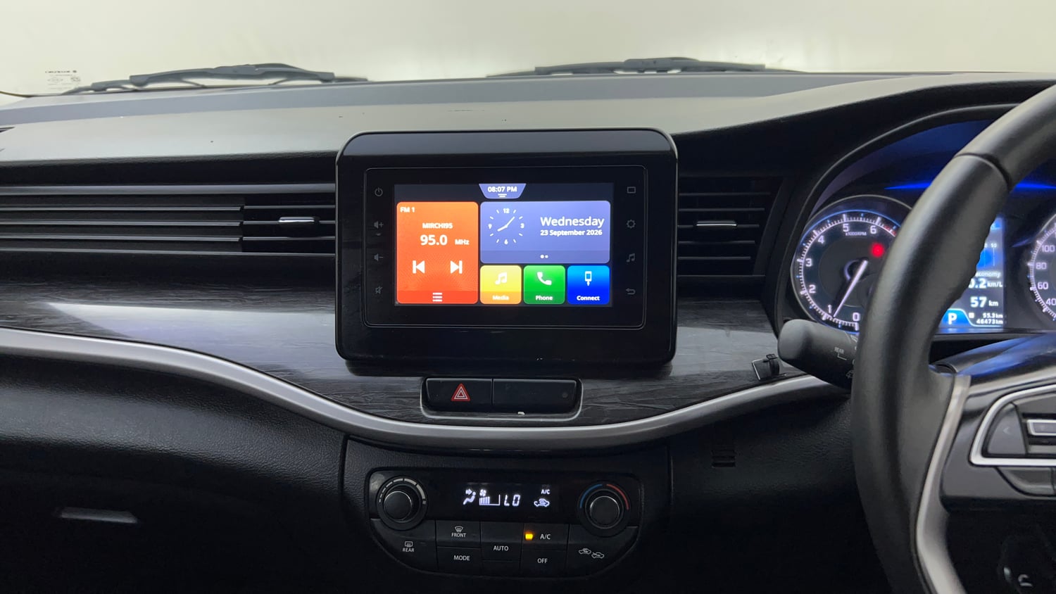Used 2020 Maruti Suzuki XL6 Alpha AT Petrol Petrol Automatic top_features Touch screen infotainment system