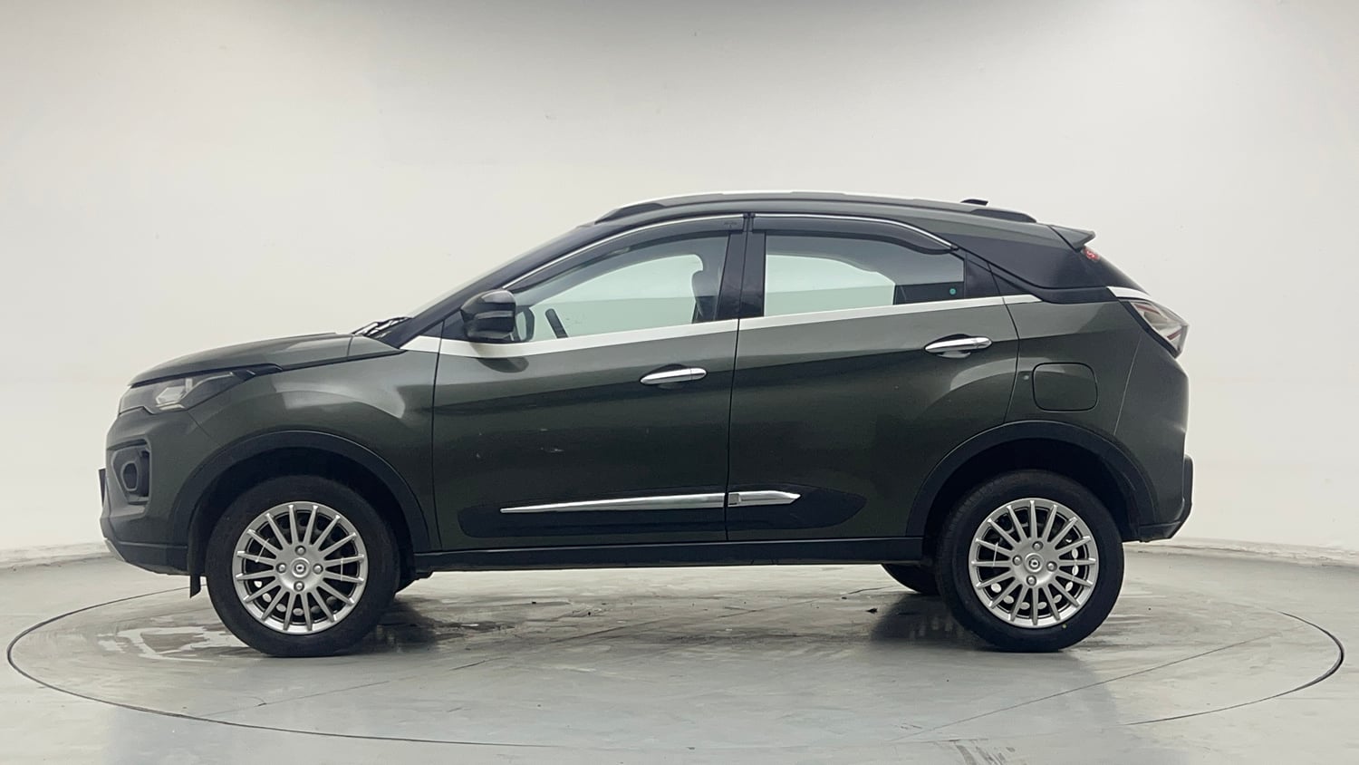 Used 2020 Tata Nexon XZ Petrol Manual exterior LEFT SIDE VIEW