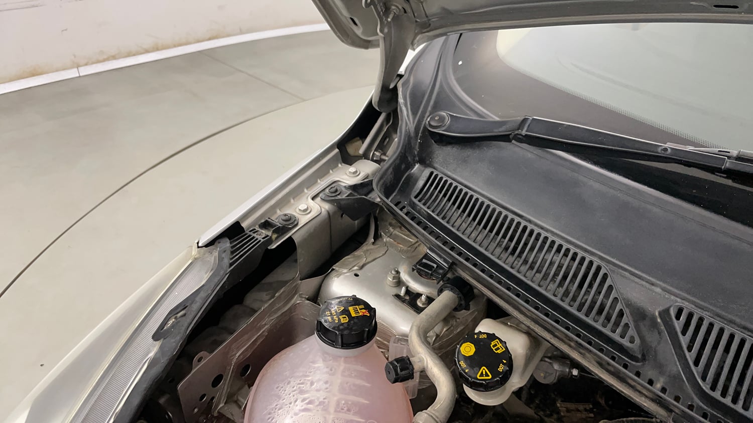 Used 2019 Ford Figo Aspire Titanium 1.2 Ti-VCT Petrol Manual engine ENGINE RIGHT SIDE HINGE & APRON VIEW
