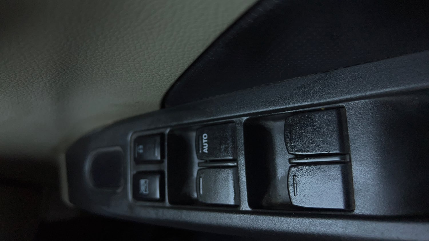 Used 2014 Maruti Suzuki Celerio VXi Petrol Manual top_features Power windows