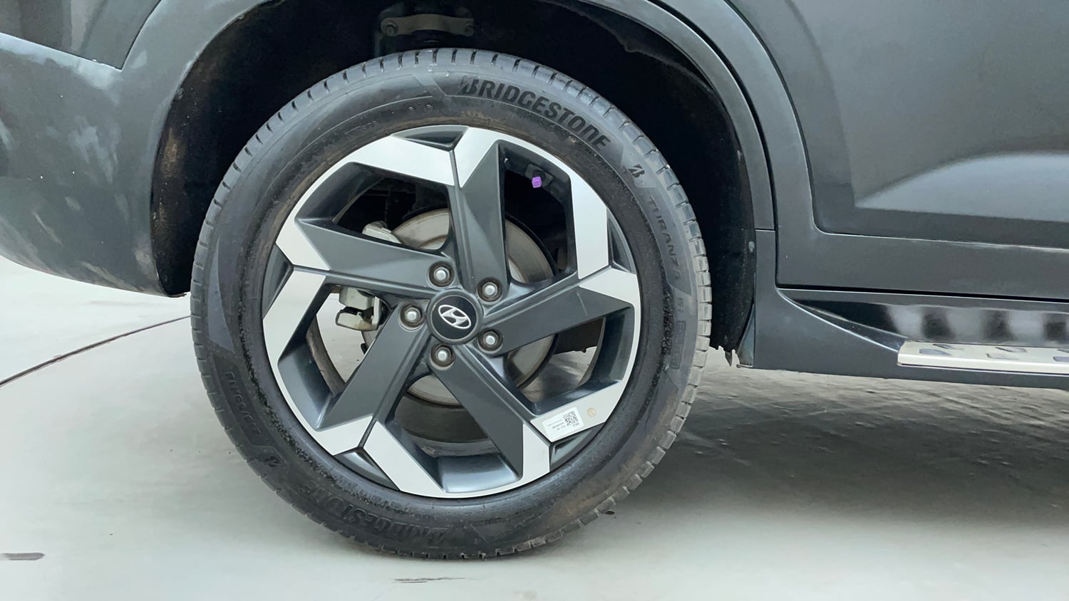 Used 2023 Hyundai Alcazar Signature (O) 6 STR 1.5 Petrol DCT Petrol Automatic tyres RIGHT REAR TYRE RIM VIEW