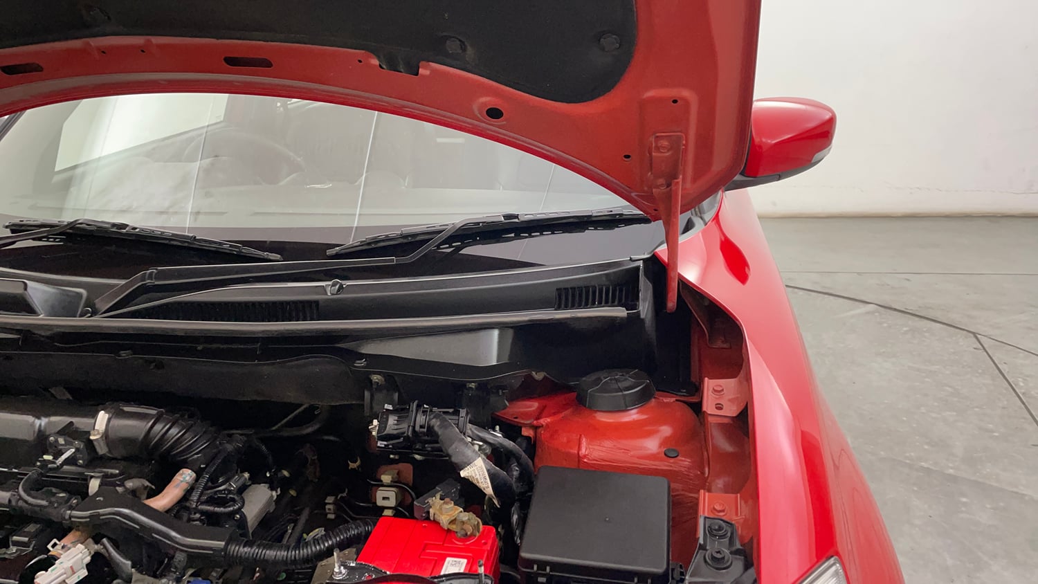 Used 2022 Maruti Suzuki Swift VXi AMT Petrol Automatic engine ENGINE LEFT SIDE HINGE & APRON VIEW