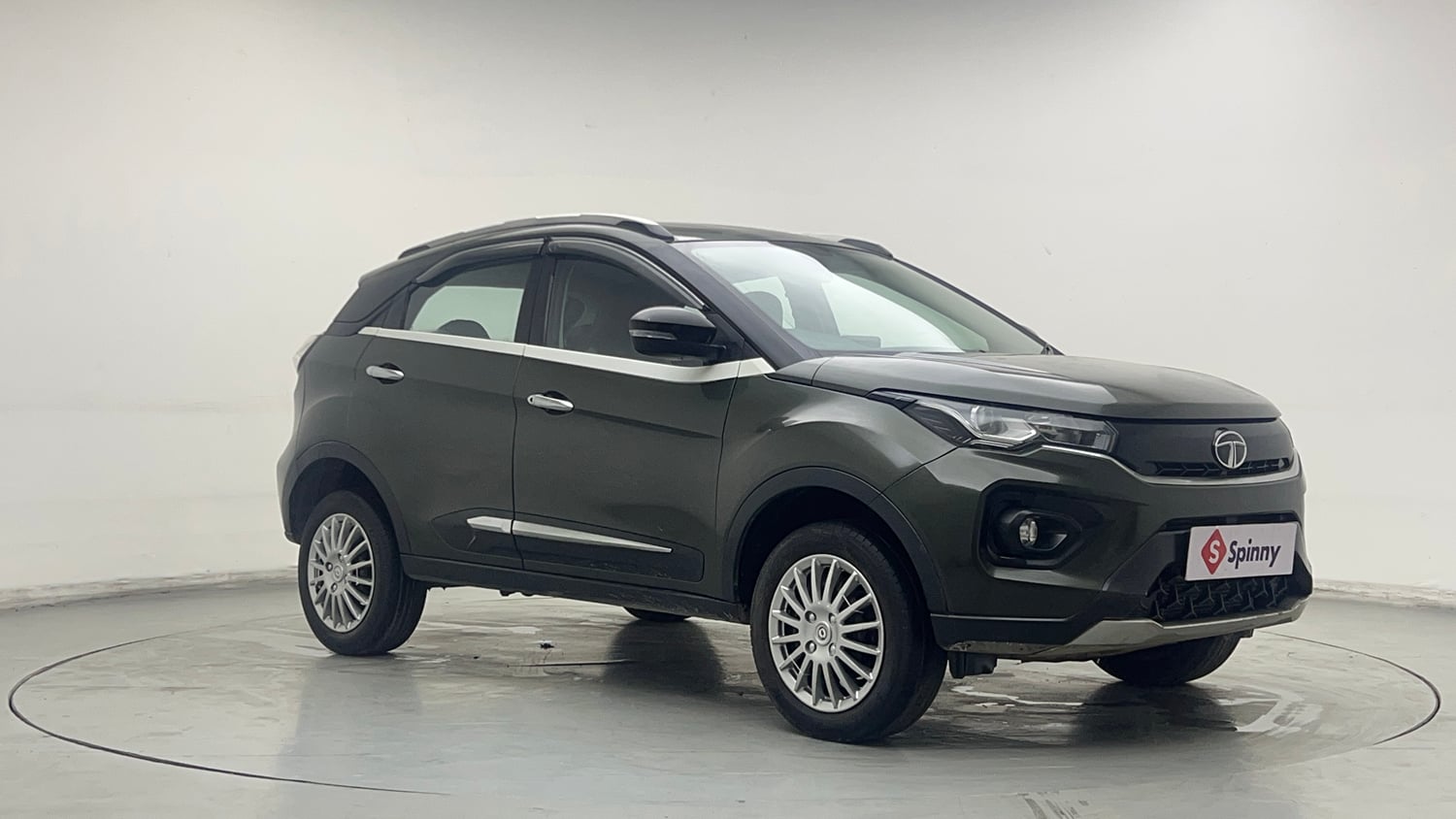 Used 2020 Tata Nexon XZ Petrol Manual exterior RIGHT FRONT CORNER VIEW
