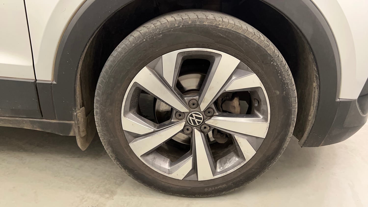 Used 2024 Volkswagen Taigun Topline 1.0 TSI AT Petrol Automatic tyres RIGHT FRONT TYRE RIM VIEW